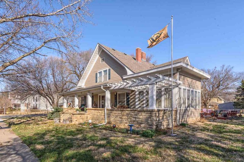 1104 E 9th Ave, Winfield, KS 67156