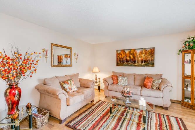 1104 E James St, Derby, KS 67037