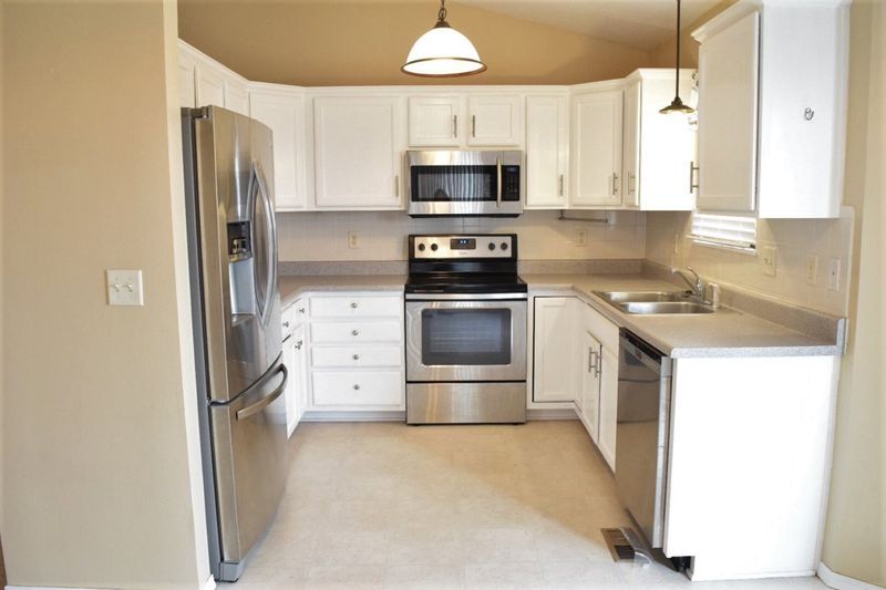 810 E Peach Ave, Haysville, KS 67060