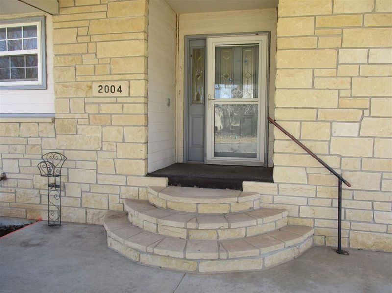 2004 Johnmark Dr, Winfield, KS 67156