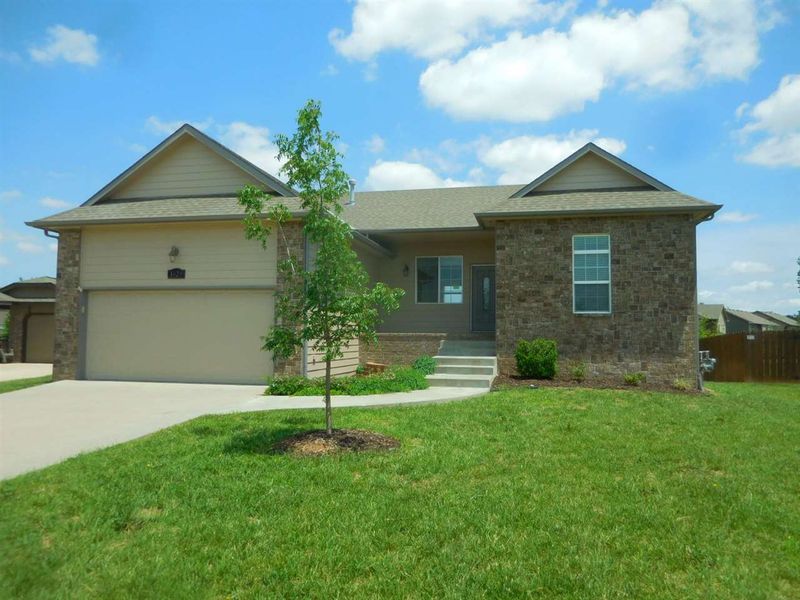 1020 E Moss Wood Ct, Derby, KS 67037