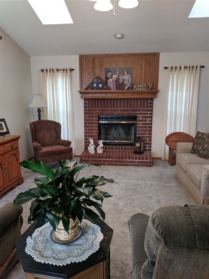 1612 E Southridge Ct, Derby, KS 67037