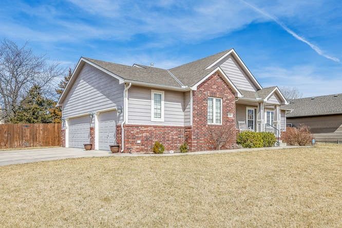 1016 Mccaskey Dr, Rose Hill, KS 67133