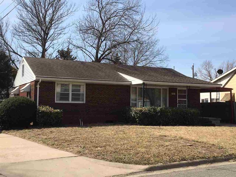 1417 Willow Rd, Newton, KS 67114