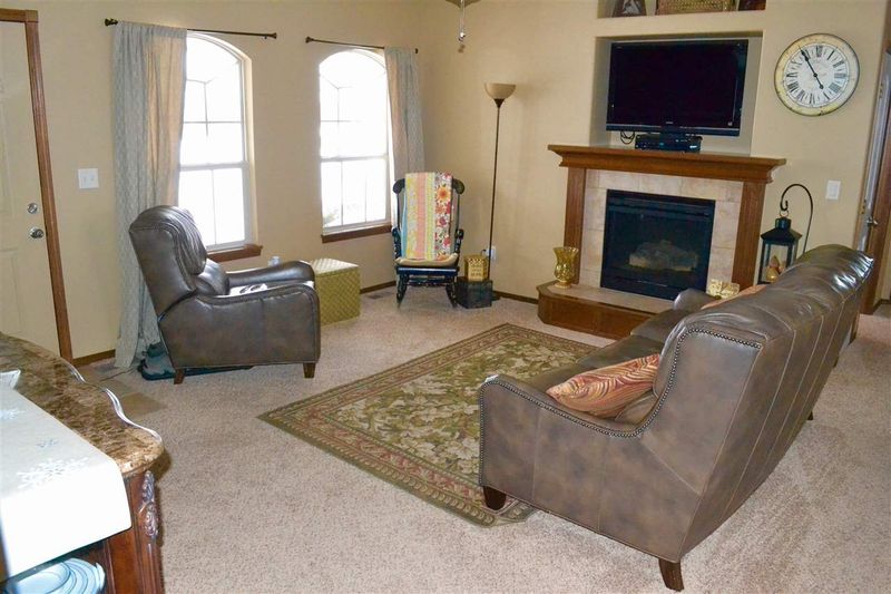 919 N Cedar Brook Cir, Mulvane, KS 67110