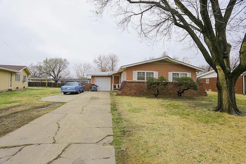 2929 Fairmount St, Wichita, KS 67220