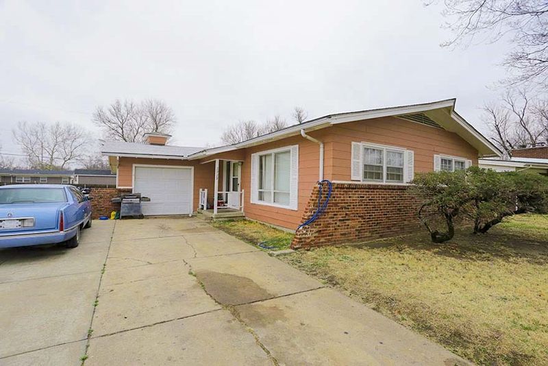2929 Fairmount St, Wichita, KS 67220