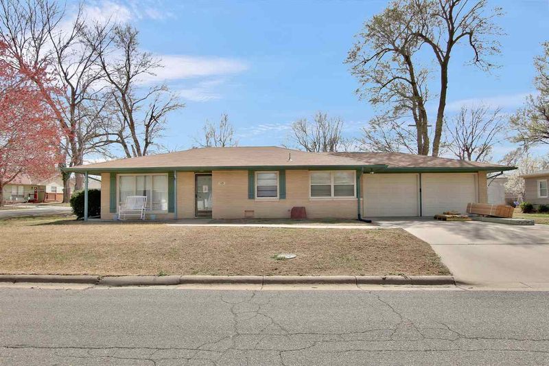 125 Hemlock Ln, Newton, KS 67114