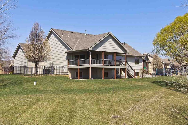 605 E Crescent Lakes Dr, Andover, KS 67002
