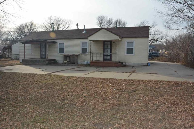3967 E Cessna Dr, Wichita, KS 67210