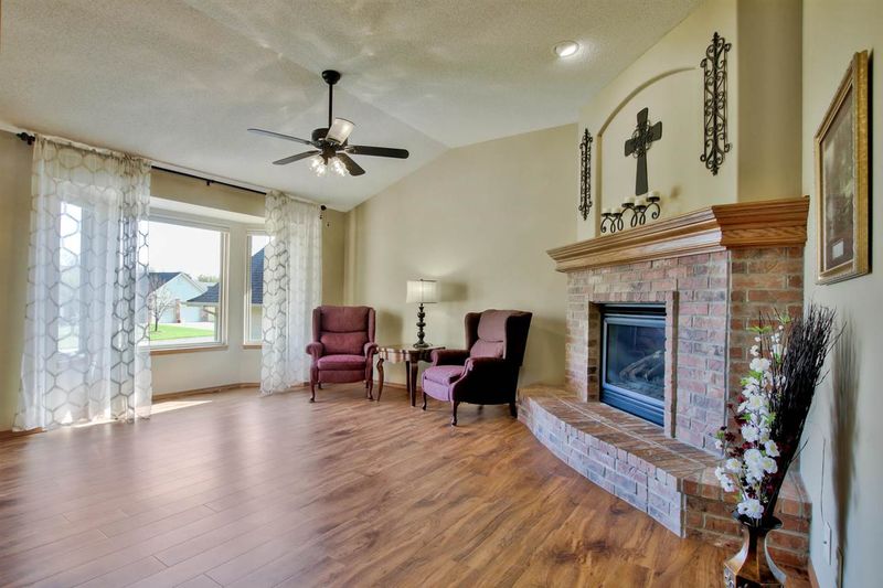 261 S Maple Dunes Ct, Wichita, KS 67235
