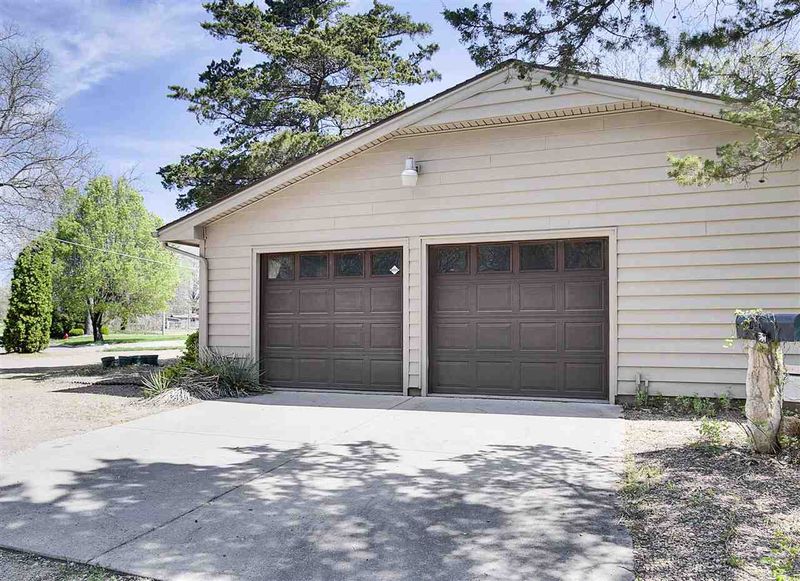 380 E Park Ln, Derby, KS 67037