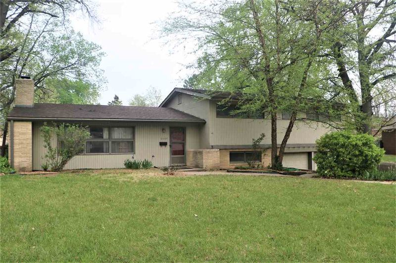 6604 E Murdock St, Wichita, KS 67206