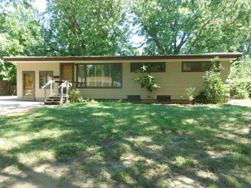 2220 S Crestway St, Wichita, KS 67218