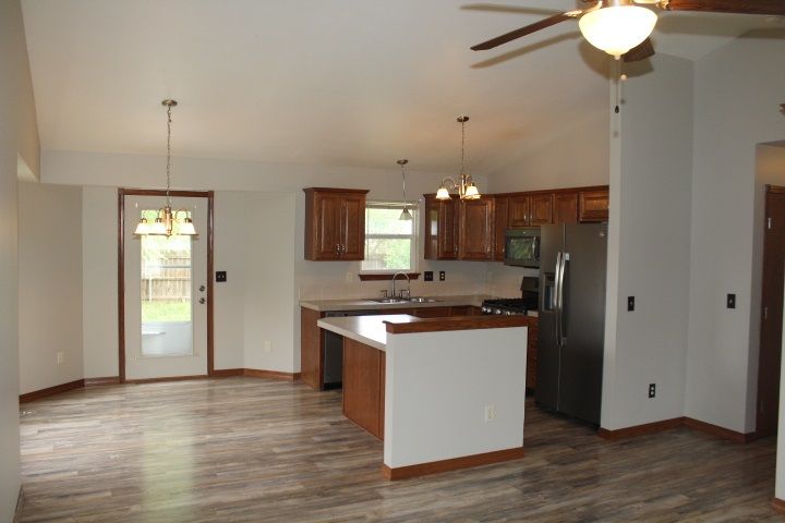 346 E Riley Ave, Haysville, KS 67060