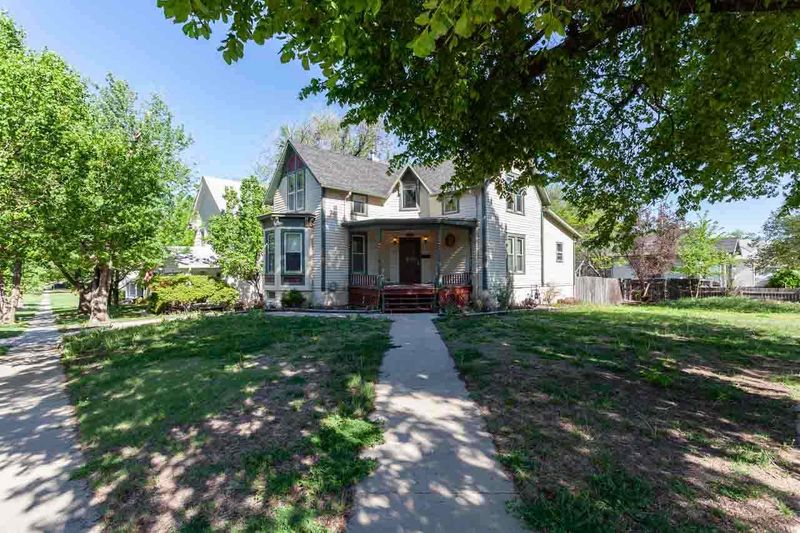 226 E 9th St, Newton, KS 67114