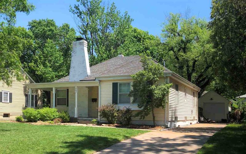 242 S Pinecrest Ave, Wichita, KS 67218