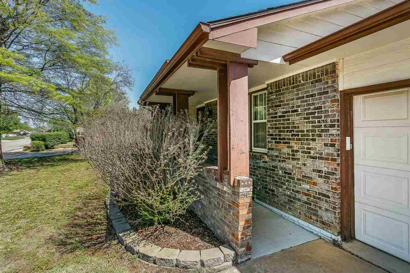 216 E Derby Hills Dr, Derby, KS 67037