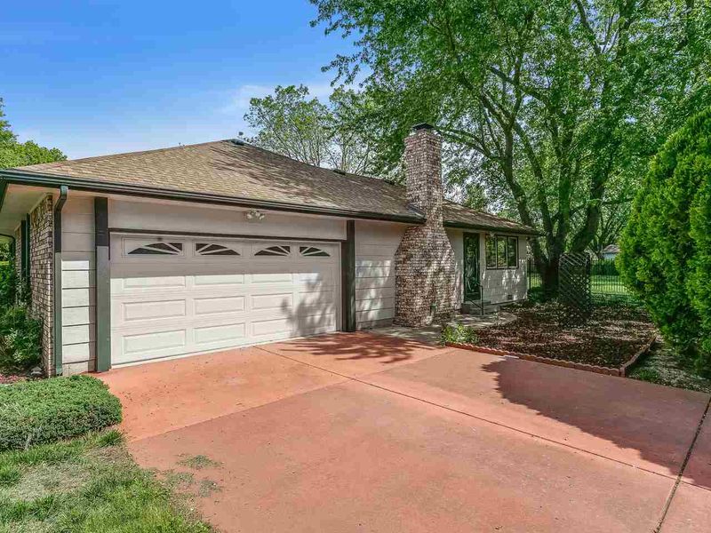 400 N Brook Forest Rd, Derby, KS 67037