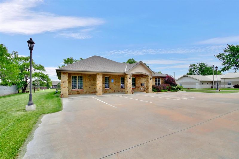 822 N Andover Rd, Andover, KS 67002