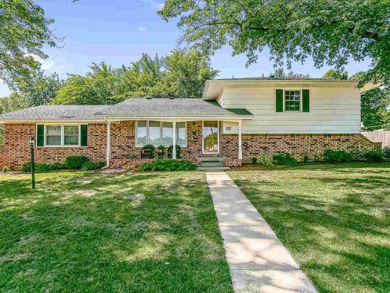 913 E Crestway St, Derby, KS 67037