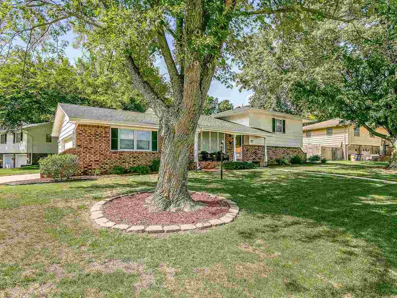 913 E Crestway St, Derby, KS 67037