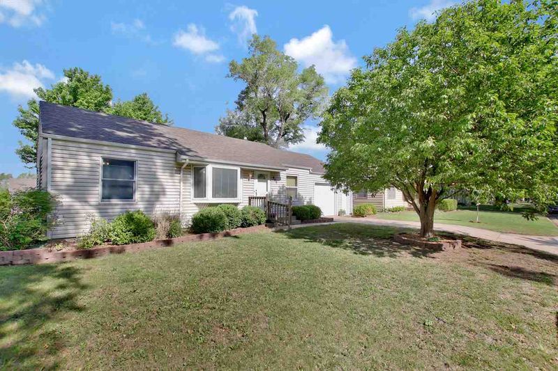 809 Westridge Dr, Newton, KS 67114