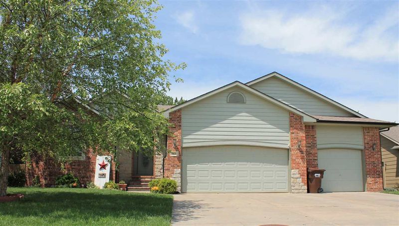 911 Cedar Brook Cir, Mulvane, KS 67110
