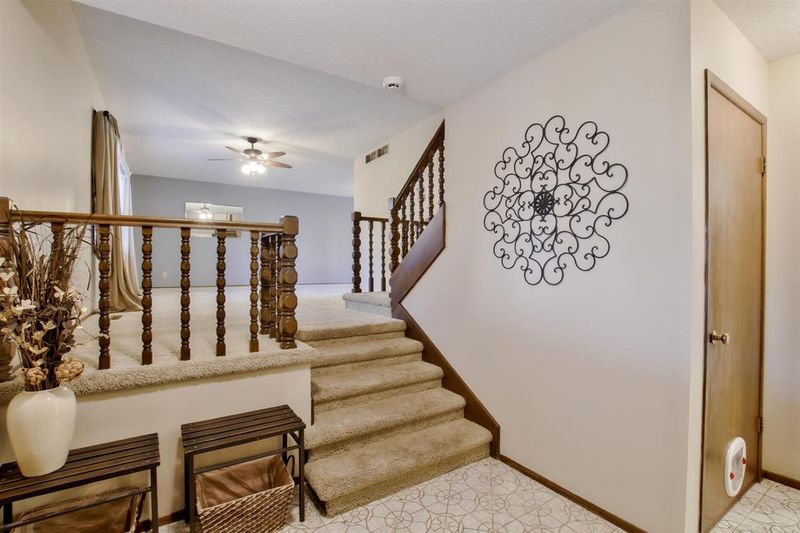 308 Rolling Hills Dr, Newton, KS 67114