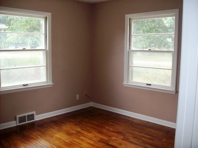 324 Sweezy St, Halstead, KS 67056