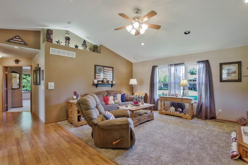 3 Lakeside Dr, Augusta, KS 67010