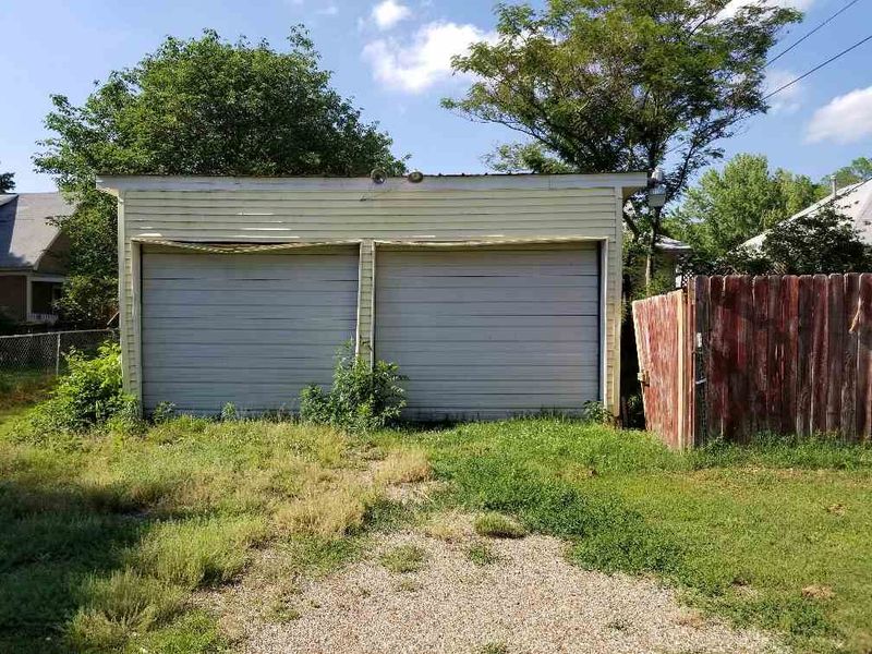 1411 E 11th Ave, Winfield, KS 67156
