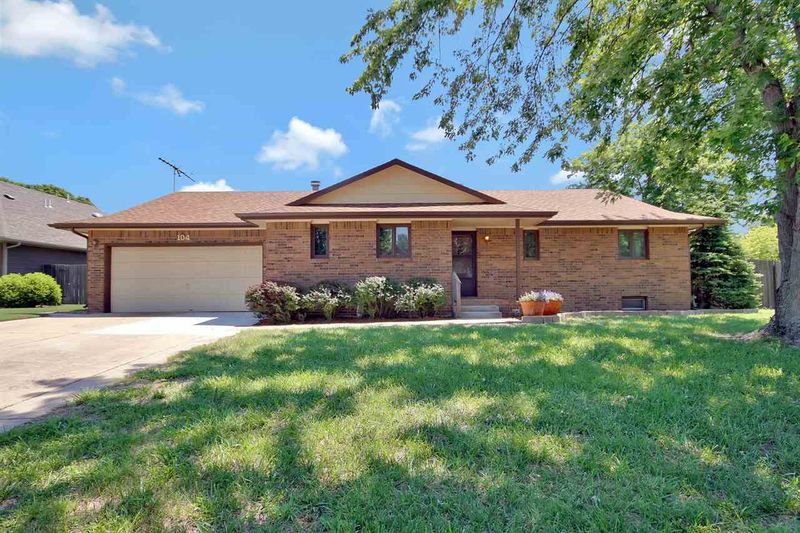 104 N Chapel Dr, Andover, KS 67002