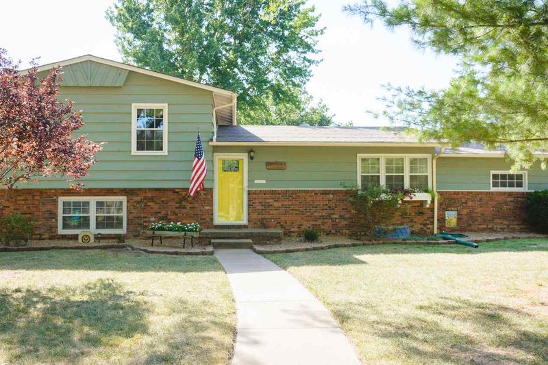 839 E English Ct, Derby, KS 67037