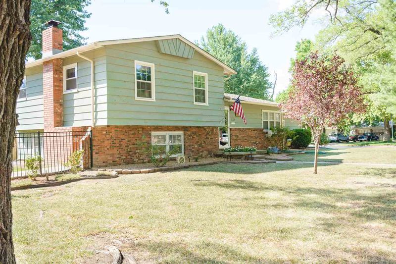 839 E English Ct, Derby, KS 67037