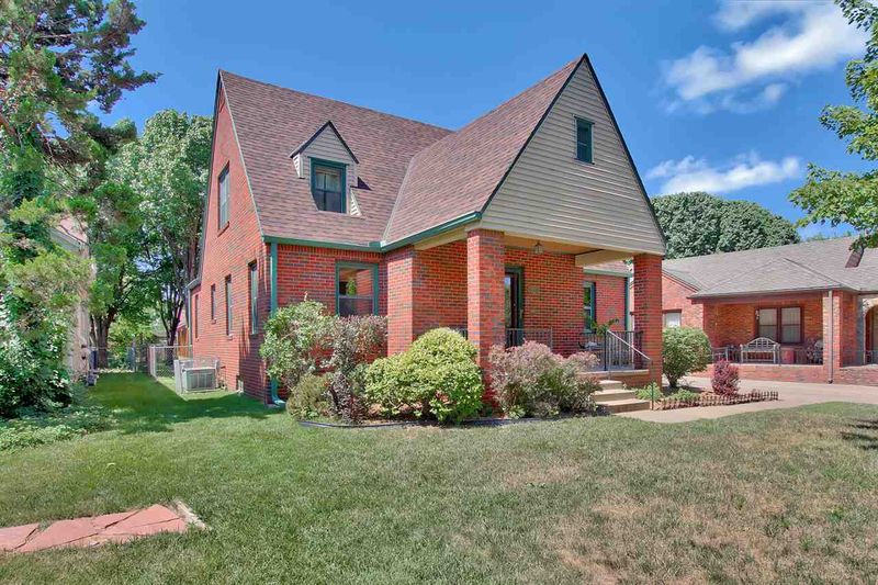 1727 E Giltner Cir, Wichita, KS 67211