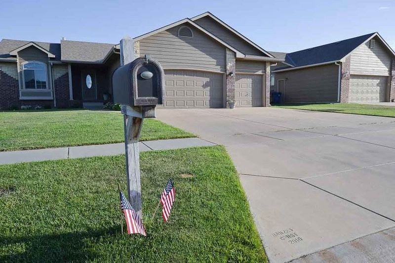 2701 E Mason Ridge Dr, Derby, KS 67037