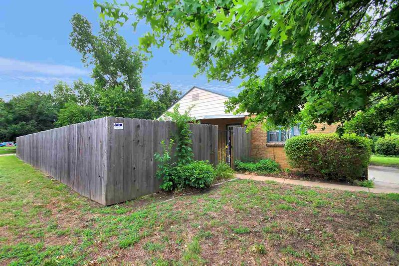 335 E Waggoner Ln, Haysville, KS 67060