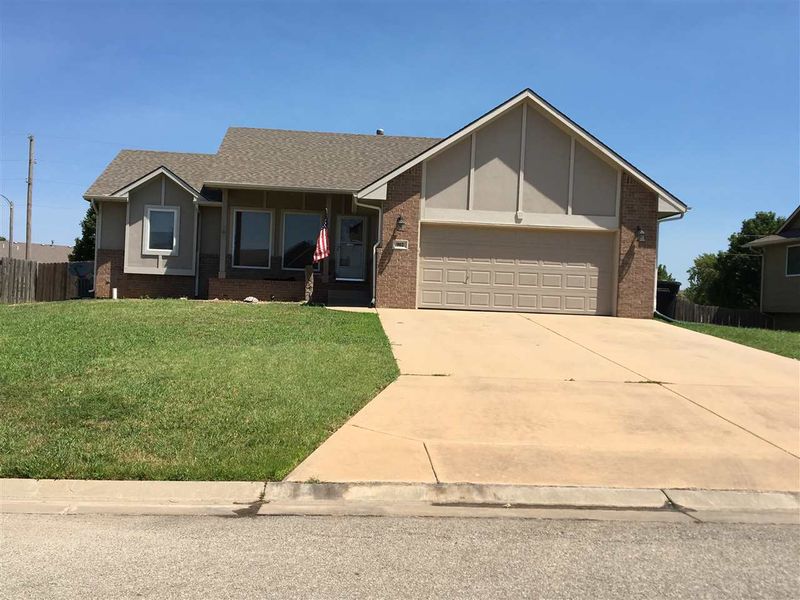 902 Sandalwood Cir, Augusta, KS 67010