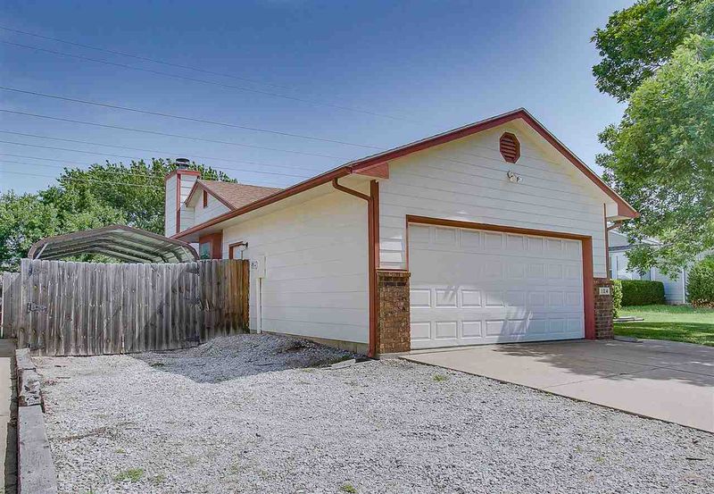 104 E Derby Hills Dr, Derby, KS 67037