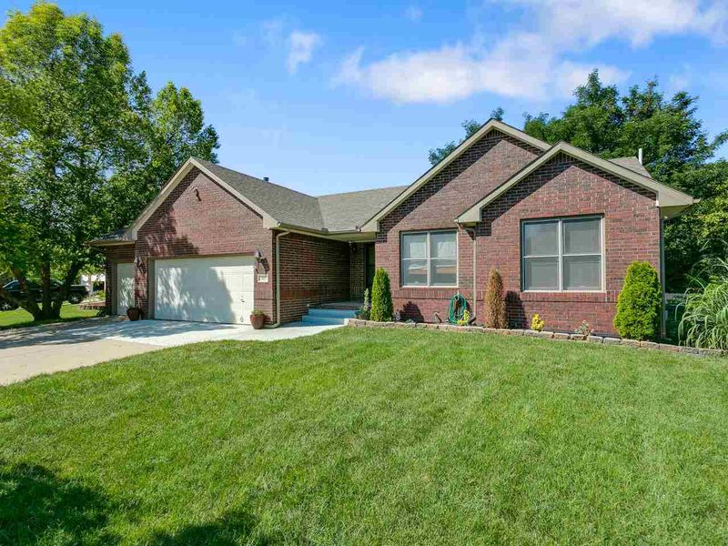 107 S Valley Stream Dr, Derby, KS 67037