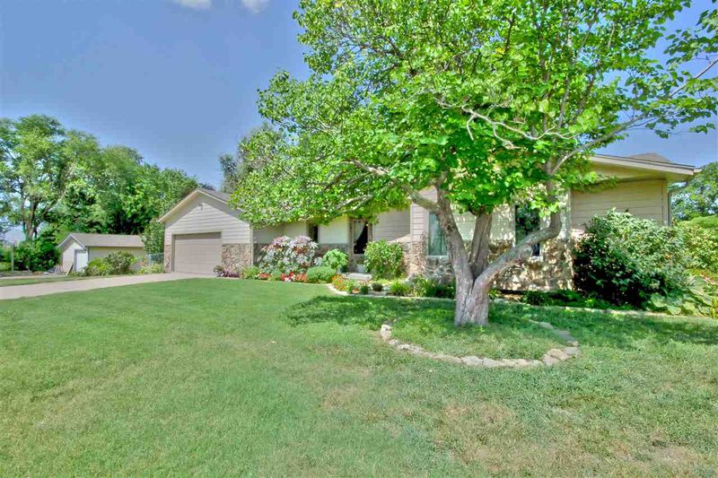 327 S Sunflower Ln, Andover, KS 67002
