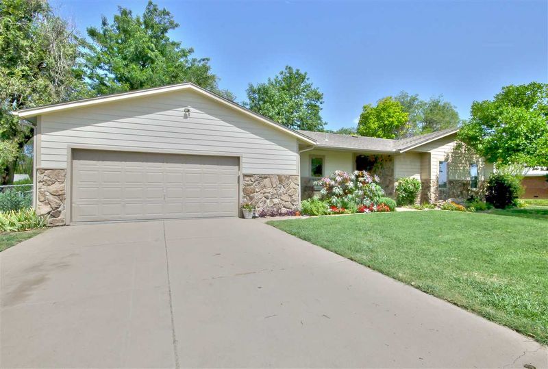 327 S Sunflower Ln, Andover, KS 67002