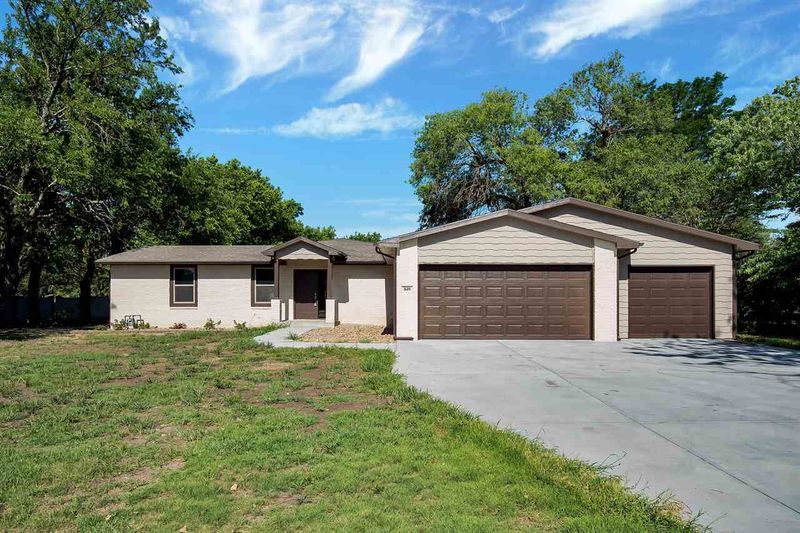 849 S Andover Rd, Andover, KS 67002