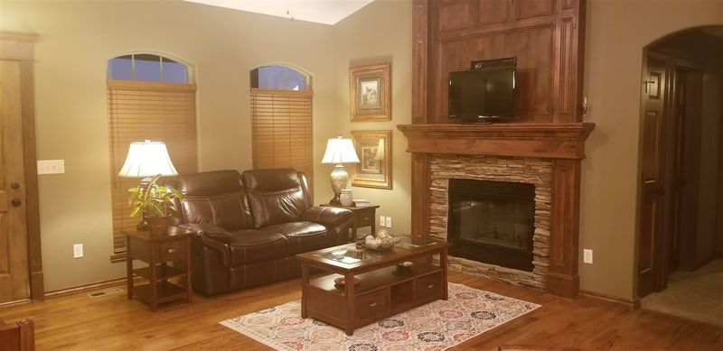 121 Springlake Dr, Newton, KS 67114
