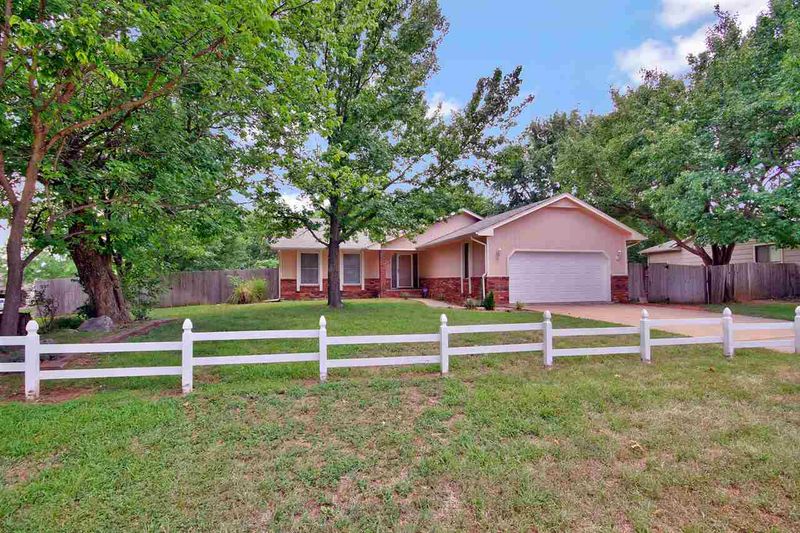 1323 N Split Rail Ct, Derby, KS 67037