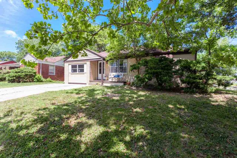 7026 E Gilbert St, Wichita, KS 67207