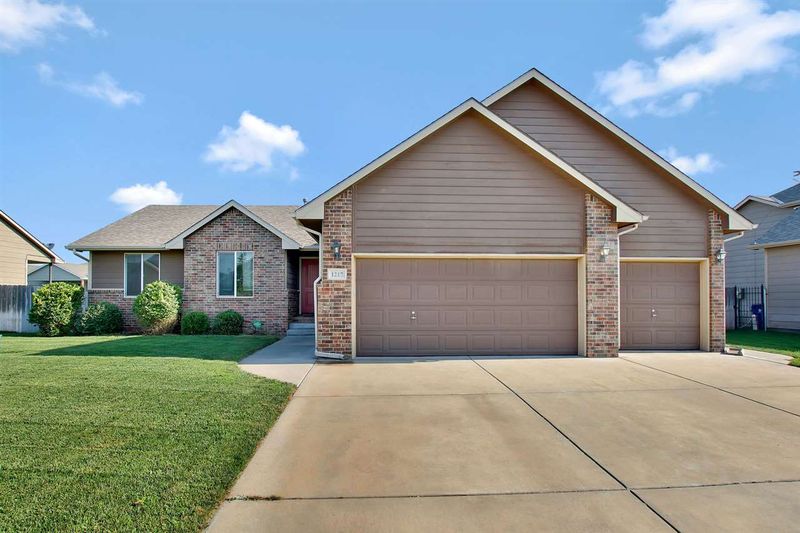 1217 N Lake Edge, Goddard, KS 67052
