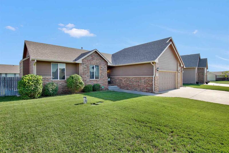 1217 N Lake Edge, Goddard, KS 67052