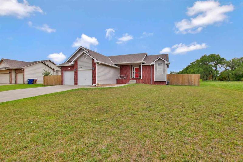 408 E Parkwood Dr, Rose Hill, KS 67133